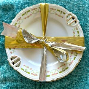 VINTAGE DINNER PLATES. 2pc unisex